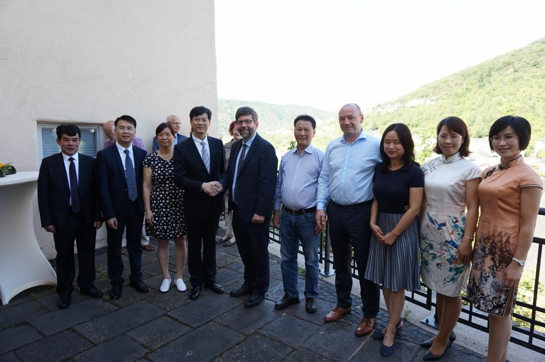 Freudige Gesichter beim offiziellen Foto: Vizebürgermeister Mang Run Wu (4. v. l.) mit Stadtchef Wolfgang Lambertz und der Delegation aus Yizhou in China. Mit dabei auch Markus Breitscheidel (4. v. r.) der gemeinsam mit seiner Lebensgefährtin Chunlin Singh die Städte-Partnerschaft initiiert hat.