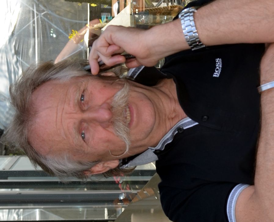 "Na klar übernehme ich die Patenschaft für den Autoren-Nachwuchswettbewerb des WochenSpiegel! Alles, was dem Thema Lesen und Leseförderung Beachtung schenkt, liegt mir seit Jahren am Herzen. Die hoffentlich vielen tollen Geschichten, die uns erreichen werden, schreien geradezu danach, vorgelesen zu werden. Das wird eine hervorragende Sache", sagt der Frontmann der Kölner Kultband "Höhner", Henning Krautmacher. Foto: Finkenberg