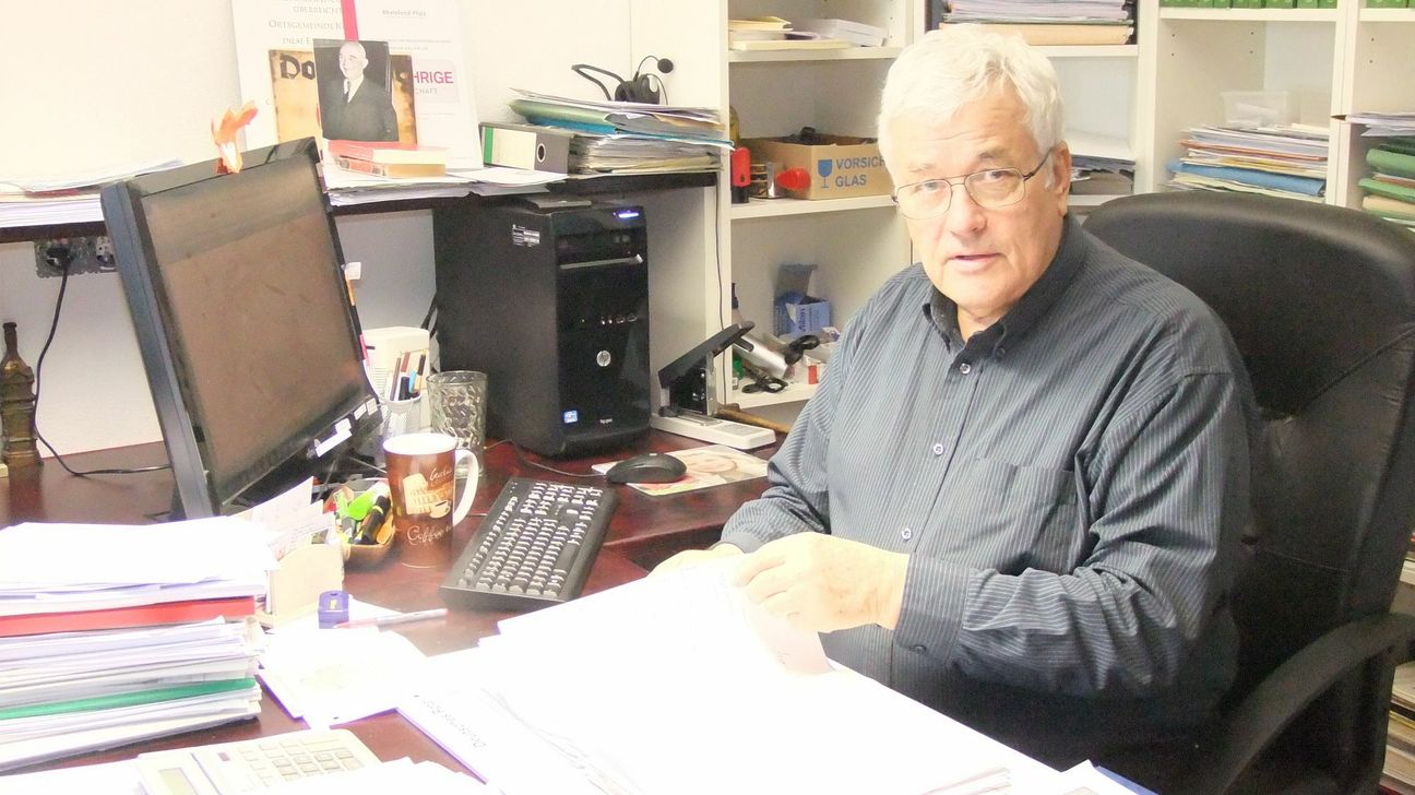 Hier am Schreibtisch von Dittmar Lauer entstehen viele Bücher aus der Feder des Keller Heimatforschers. Foto: Fischer