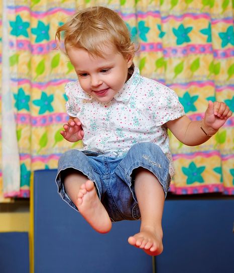 Die DRK-Familienbildung startet Online-Turnkurse für Eltern und Kinder. Der Vormittagskurs beginnt am 13. April, der Nachmittagskurs am 15. April. Foto: Steffen Freiling/DRK/pp/Agentur ProfiPress