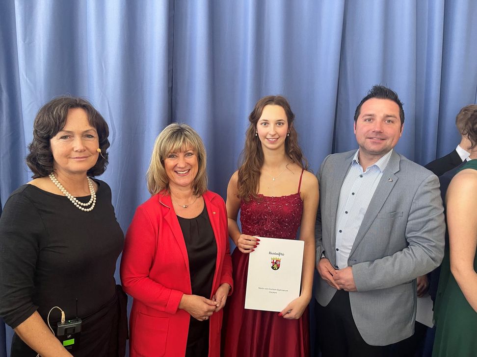 Noch niemals zuvor hat eine Schülerin oder ein Schüler ein solches Abi abgelegt. 877 Punkten erzielte Überfliegerin Nike-Marie Sips aus Bruttig-Fankel. Dafür gab es Lob von Schulleiterin Michaela Koch,  Landrätin Anke Beilstein und dem Landtagsabgeordneter Benedikt  Oster.