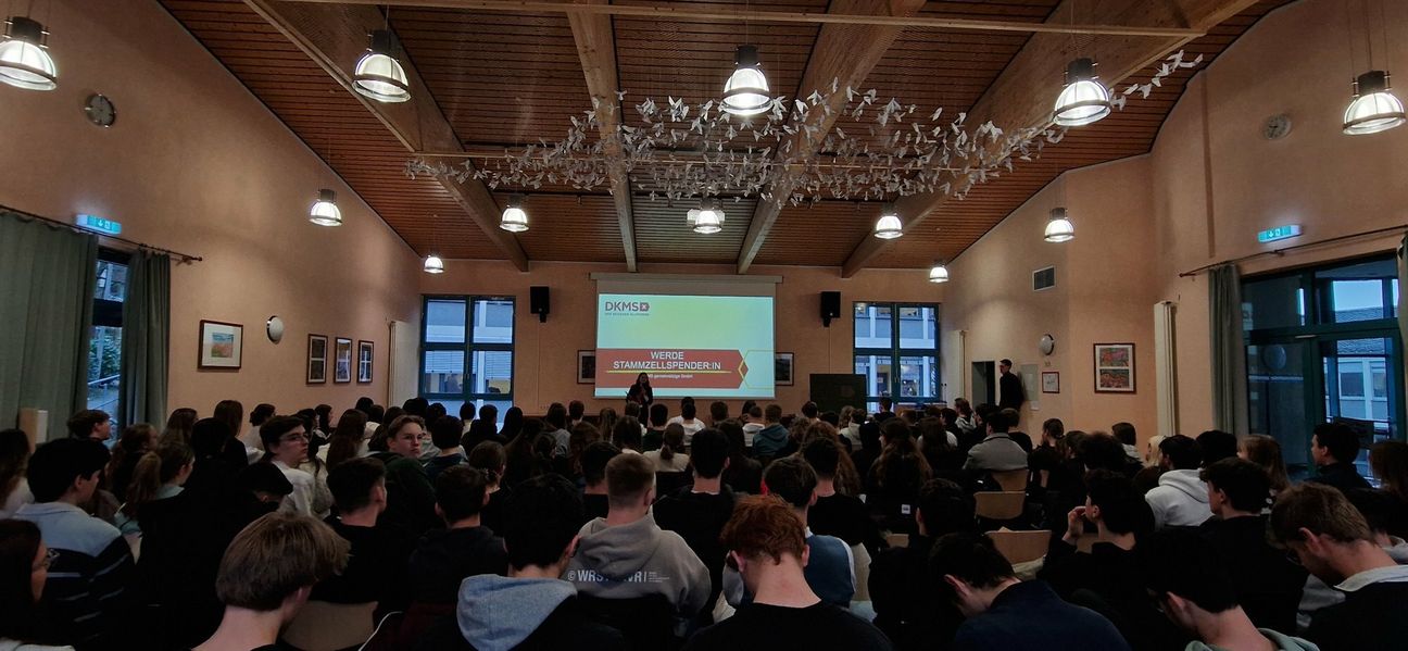 Schülerinnen und Schüler der Oberstufe des Martin-von-Cochem-Gymnasiums wurden von der DKMS über Stammzellspenden informiert.