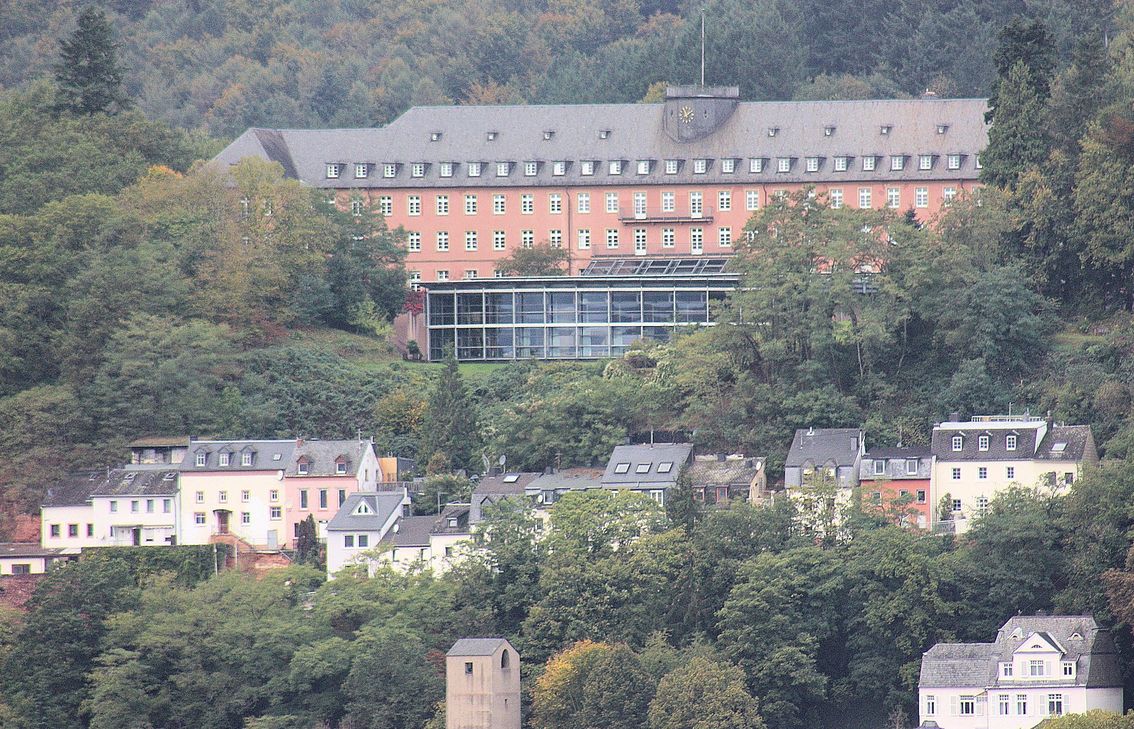 Blick von der Porta Nigra zum Hotel Robert-Schuman-Haus