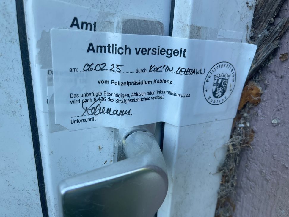 Noch heute, mehr als sechs Monate nach dem Verbrechen, ist das Haus behördlich versiegelt.