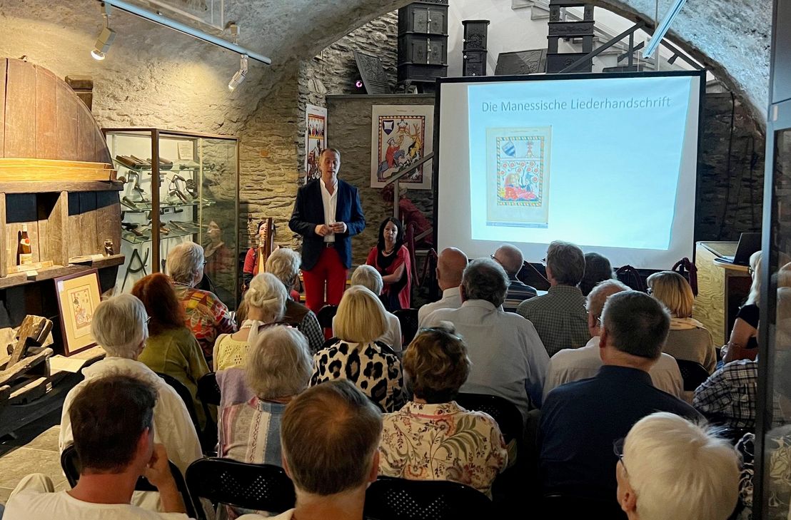 Das Foto zeigt die Vernissage 2024 zur Codex Manesse-Ausstellung.