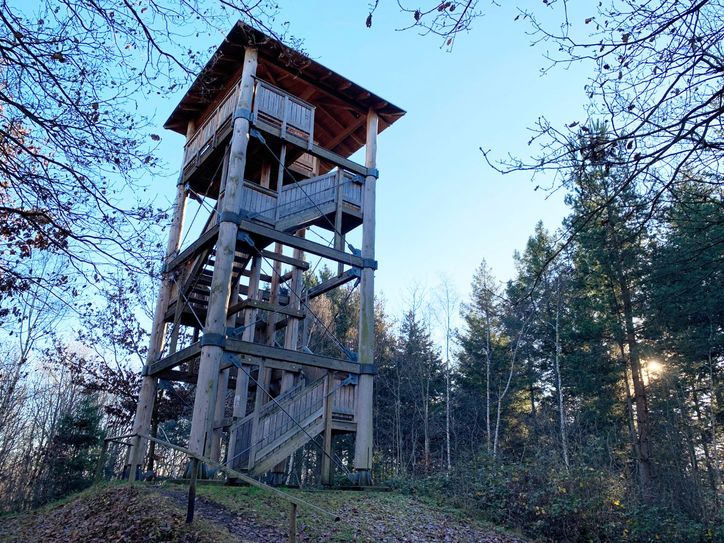 Der einsam gelegene EVA-Turm.