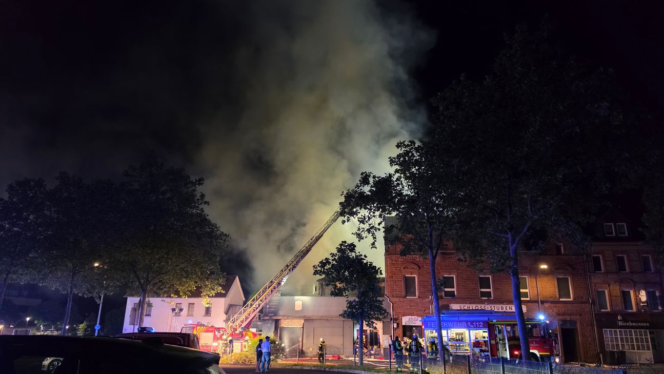 Großbrand im ehemaligen Kino in Wittlich: Rund 100 Einsatzkräfte kämpfen die ganze Nacht gegen die Flammen