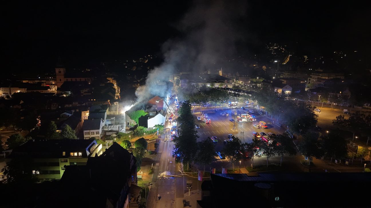 Großbrand im ehemaligen Kino in Wittlich: Rund 100 Einsatzkräfte kämpfen die ganze Nacht gegen die Flammen