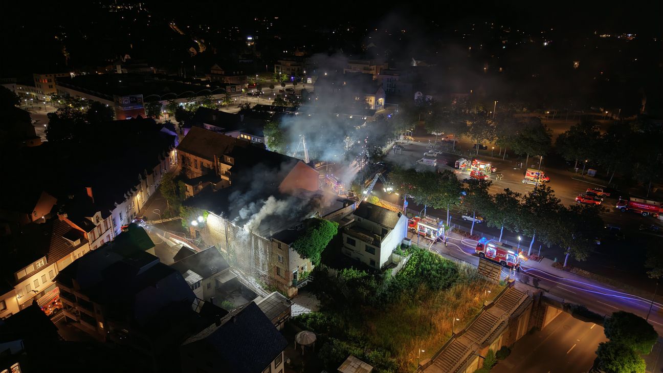 Großbrand im ehemaligen Kino in Wittlich: Rund 100 Einsatzkräfte kämpfen die ganze Nacht gegen die Flammen