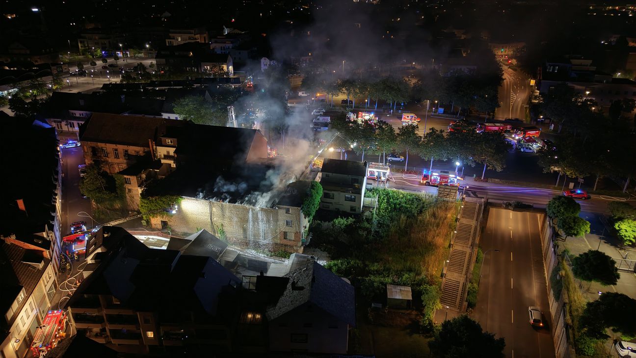 Großbrand im ehemaligen Kino in Wittlich: Rund 100 Einsatzkräfte kämpfen die ganze Nacht gegen die Flammen
