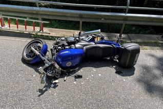 In einer Linkskurve verlor der 65-Jährige die Kontrolle über sein Motorrad. Trotz sofort eingeleiteter Rettungsmaßnahmen durch Ersthelfer und den Rettungsdienst verstarb der Motorradfahrer vor Ort.
