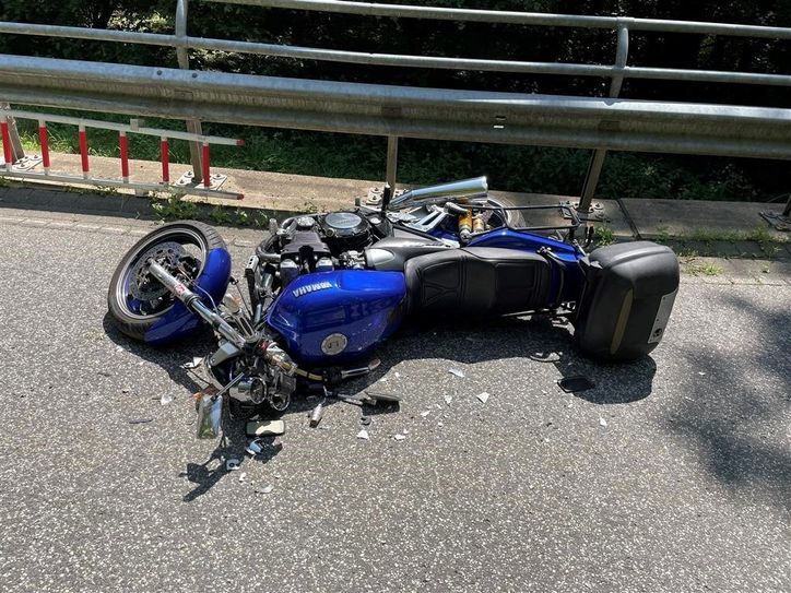 In einer Linkskurve verlor der 65-Jährige die Kontrolle über sein Motorrad. Trotz sofort eingeleiteter Rettungsmaßnahmen durch Ersthelfer und den Rettungsdienst verstarb der Motorradfahrer vor Ort.