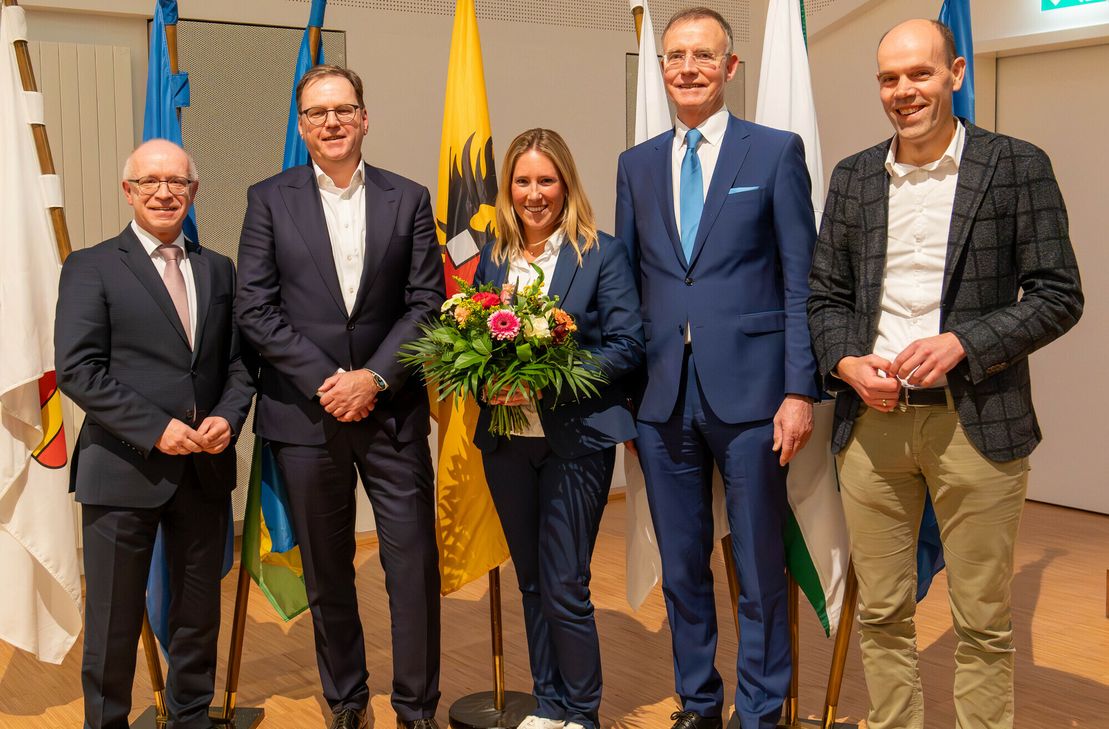 Beim ersten Wirtschaftsempfang der Stadt Boppard auf dem Podium (von links): Boppards Bürgermeister Jörg Haseneier, Dirk Woll, Mitglied der Geschäftsführung der BOMAG und verantwortlich für die Bereiche Finanzen, IT und Recht, Moderatorin Jennifer de Luca, Dr. Gerd Landsberg, Hauptgeschäftsführer des Deutschen Städte- und Gemeindebundes und Volker Boch, Landrat des Rhein-Hunsrück-Kreises.