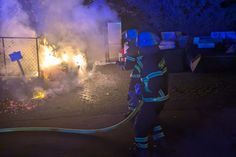 Brennende Feuerwerkskörper und Mülltonnen - so wie hier im Agnesienberg - hielten die Helfer von Feuerwehr und Polizei in der Silvesternacht auf Trab. Zehn Mal musste die Feuerwehr insgesamt ausrücken.