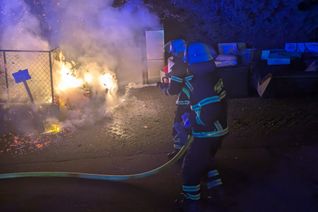 Brennende Feuerwerkskörper und Mülltonnen - so wie hier im Agnesienberg - hielten die Helfer von Feuerwehr und Polizei in der Silvesternacht auf Trab. Zehn Mal musste die Feuerwehr insgesamt ausrücken.