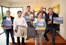 4.000 Adventskalender, die zugleich ein Gewinnspiellos sind, verkauft der Lions Club Rhein-Nahe zugunsten der guten Sache für fünf Euro das Exemplar.