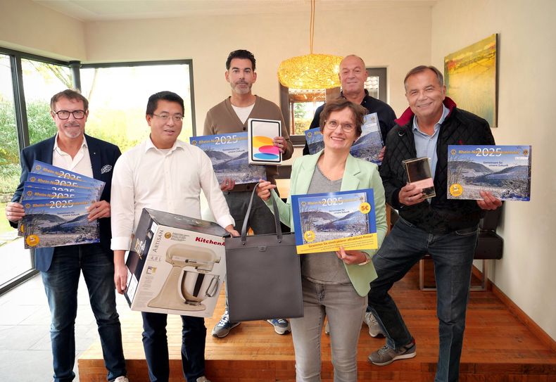 4.000 Adventskalender, die zugleich ein Gewinnspiellos sind, verkauft der Lions Club Rhein-Nahe zugunsten der guten Sache für fünf Euro das Exemplar.