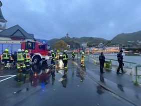 Die Feuerwehr hat einen Mann aus der Mosel gerettet. Er hatte offenbar versucht, seinen Hund zu retten, der ins Wasser gesprungen war.