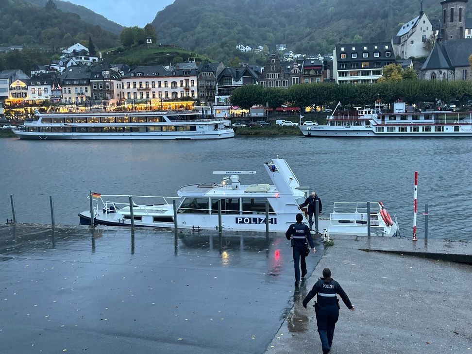 Die Feuerwehr hat einen Mann aus der Mosel gerettet. Er hatte offenbar versucht, seinen Hund zu retten, der ins Wasser gesprungen war.