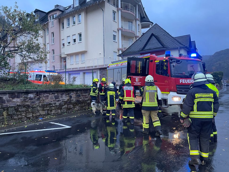 Die Feuerwehr hat einen Mann aus der Mosel gerettet. Er hatte offenbar versucht, seinen Hund zu retten, der ins Wasser gesprungen war.