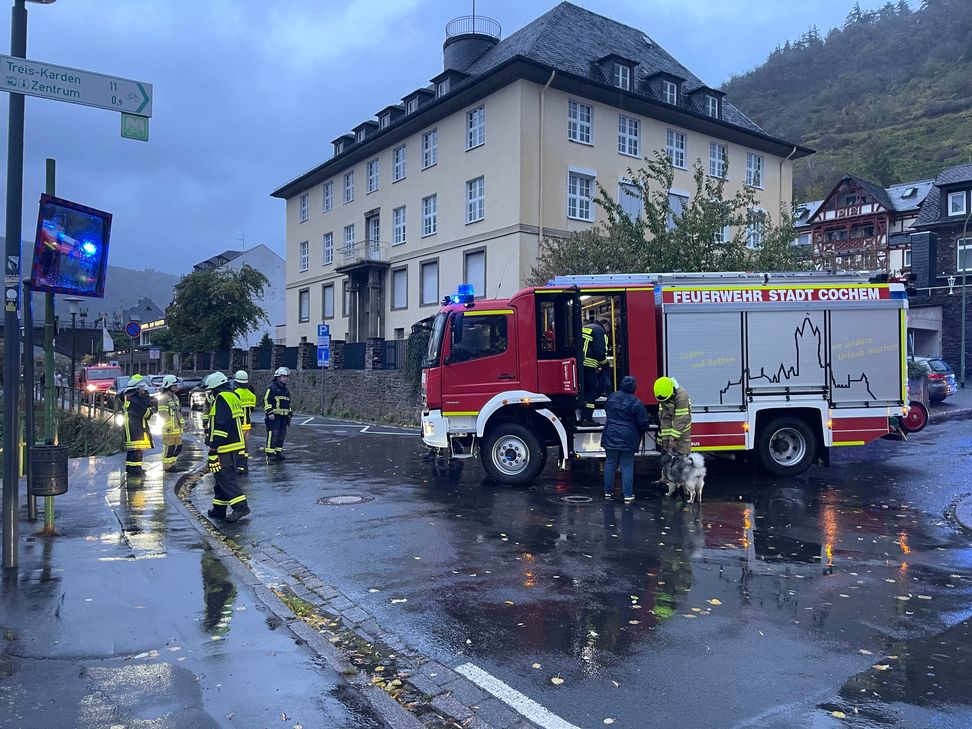 Die Feuerwehr hat einen Mann aus der Mosel gerettet. Er hatte offenbar versucht, seinen Hund zu retten, der ins Wasser gesprungen war.