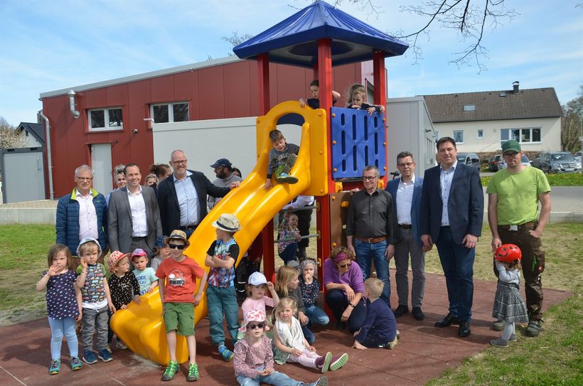 Viele Rollesbroicher Kinder erfreuen sich am neuen Spielgerät auf dem Dorfplatz, das von der LEADER-Region Eifel, aber auch den Sponsoren STAWAG und Sparkasse Aachen realisiert wurde.