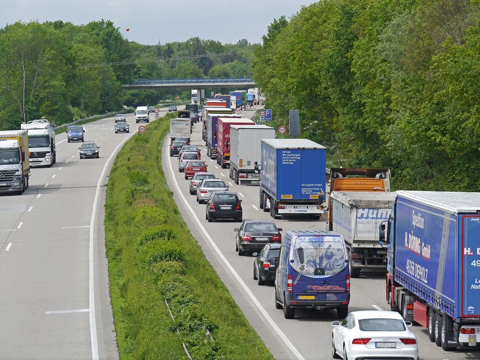 Symbolfoto  Autobahn