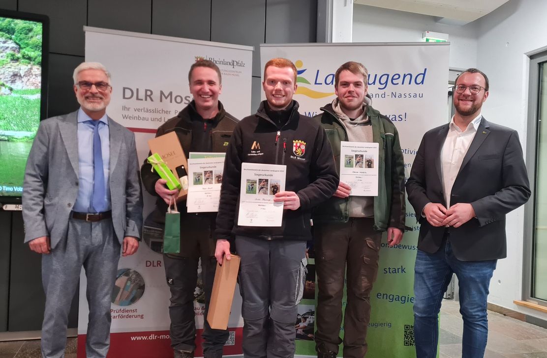 Die Sieger des Erstentscheides der Sparte Weinbau I am DLR Mosel:  v.l.n.R. : Norbert Müller (Dienststellenleiter DLR Mosel), Karl Mohr (3.Platz), Maurice Kinn (1. Platz), Hendrik Dehren (2. Platz) und Fabian Schüller (Vorsitzender der Landjugend Rheinland-Nassau).
