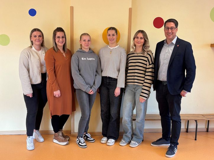 Neue Nachwuchskräfte starten ihre Ausbildung in den kommunalen Kindertagesstätten der Verbandsgemeinde Zell.