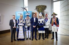 Abgeordneter Daniel Scheen-Pauls, Jungfrau Andreas (Moll), Prinz Marc II. (Schulze), Ministerpräsident Hendrik Wüst, Bauer Egon (Heck), Präsident Marc Topp und Prinzenadjutant Michael Heck.
