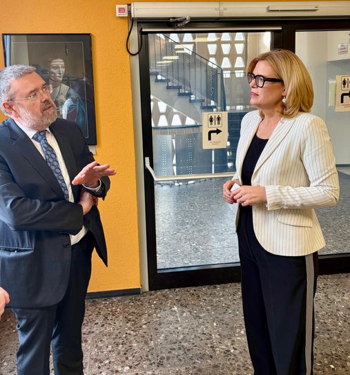 Amtsgerichtsdirektor Pfeifer im Gespräch mit Julia Klöckner.