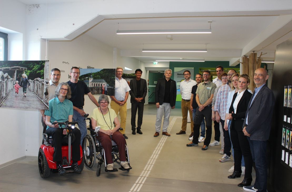 Manfred Poth, der Vorsitzender des Naturpark Nordeifel (5.v.l.) eröffnete die Fotoausstellung in Vogelsang, gemeinsam mit Projektpartnern und Models.