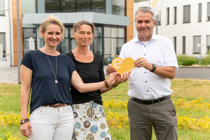 Hanni Klaus und Hanne Puderbach (beide KGS Kommern) nahmen den ersten Preis aus den Händen von Markus Böhm (Geschäftsführer e-regio) entgegen.