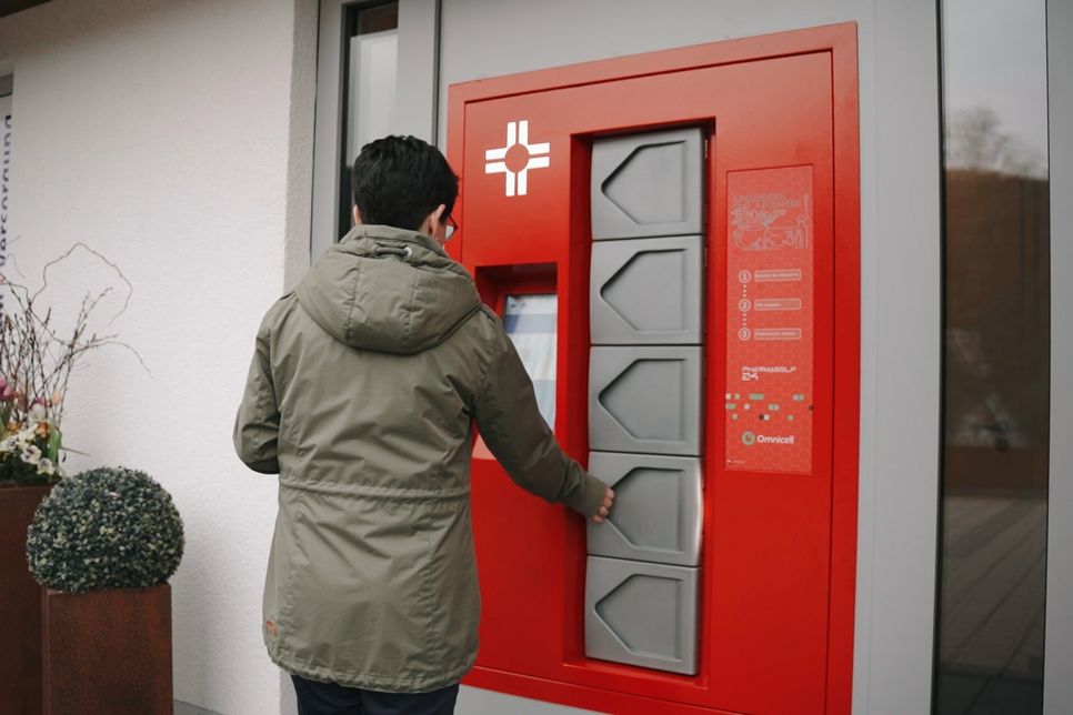 Medikamentenentnahme beim neuen Abholautomaten der Kreuzberg-Apotheke in Cochem.