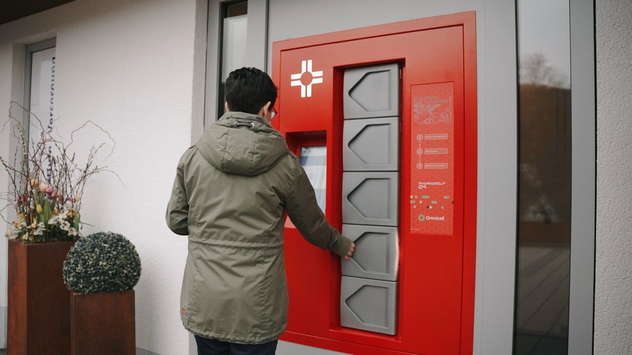 Medikamentenentnahme beim neuen Abholautomaten der Kreuzberg-Apotheke in Cochem.