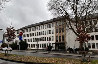 Da der 19-jährige Beschuldigte zum Tatzeitpunkt noch heranwachsend war, wird der Fall vor der Jugendkammer des Trierer Landgerichts verhandelt.