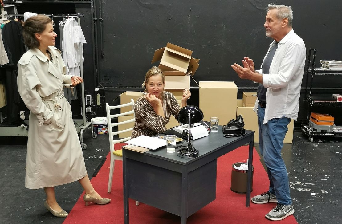 Probenfoto von "Für mich soll's rote Rosen regnen" mit Joana Tscheinig und Stephanie Theiss mit Regisseur Ulf Dietrich