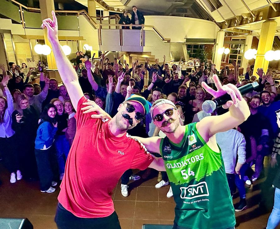 "Special Guests: Franco Piccolini (rechts) und Luigi Ferrari (links) haben das studentische Publikum bei ihrem umjubelten Auftritt begeistert mittanzen lassen."