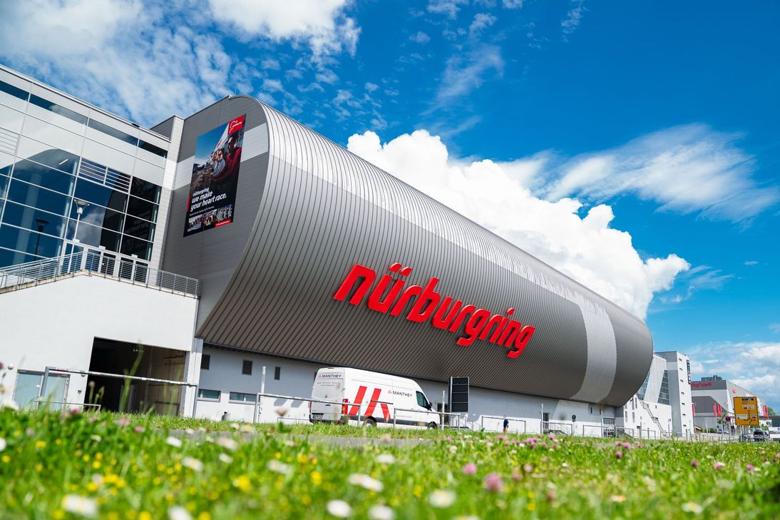 Motorsport-Events auf der legendären Nordschleife machten den Nürburgring weltberühmt. Jedes Jahr kommen Besucher aus der ganzen Welt – auch weit über die Motorsport-Szene hinaus.