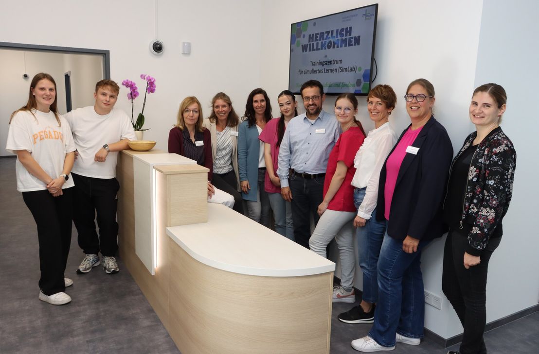 Bernd Geiermann (5.v.re.), der Leiter des Bildungszentrums für Berufe im Gesundheits- und Sozialwesen Eifel-Mosel in Wittlich, das Team und die Auszubildenden freuen sich über das hochmoderne Trainingszentrum (Skills Lab) für die Aus-, Fort- und Weiterbildung. Anfang Oktober wird es  in Betrieb genommen.