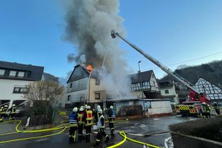 Freiwillige Feuerwehren der VG Cochem sind am Montagmorgen zu einem Wohnhausbrand in Lütz ausgerückt.