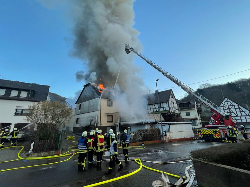 Freiwillige Feuerwehren der VG Cochem sind am Montagmorgen zu einem Wohnhausbrand in Lütz ausgerückt.