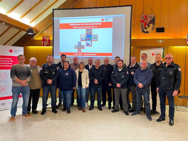 Im Rahmen der Kreisversammlung des DRK-Kreisverbandes Cochem-Zell ist Dr. Klaus-Peter Balthasar (8. v. r.) für weitere fünf Jahre zum Präsidenten gewählt.