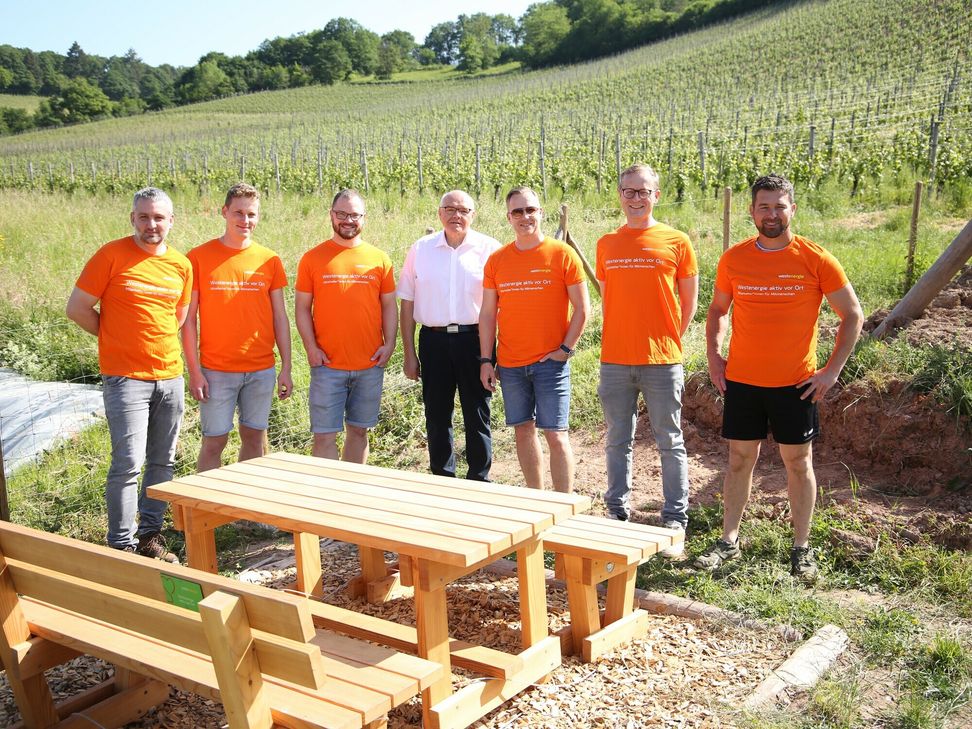 Die tatkräftigen Eltern schlossen sich zusammen und schafften eine Möglichkeit für Ruhepausen (v.l.n.r.): Matthias Hauser, Michel Adams (Westnetz), Daniel Greif, Karl Heinz Pinter (Ortsbürgermeister), Stefan Mühlen, Holger Tscherne, Frank Gales.
