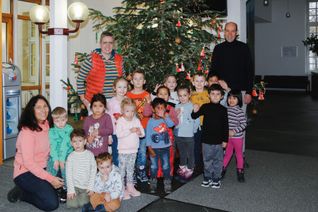 Wenn Groß und Klein zusammenkommen: Kinder schmücken Weihnachtsbaum in der Kreisverwaltung mit Landrat Volker Boch.