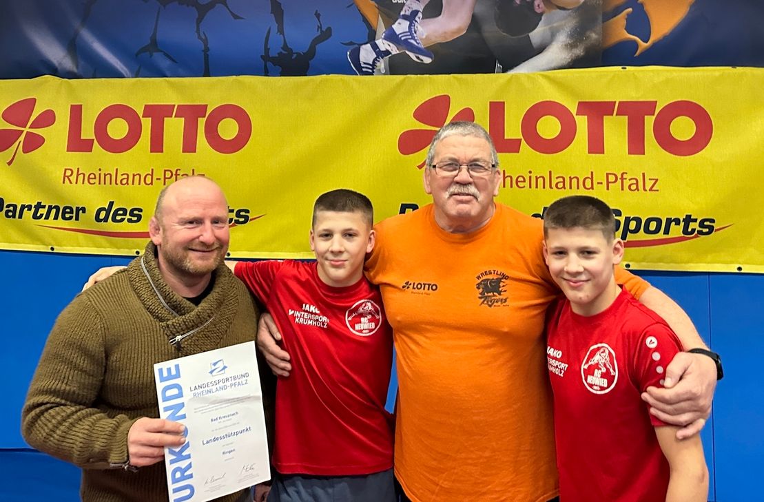 Stützpunktleiter Oliver Eich, Kai Hanikel, Stützpunkttrainer Karl-Heinz Helbing und Erik Hanikel freuen sich über das Vertrauen des Sportbundes.