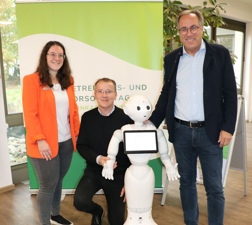Der humanoide Roboter "Pepper" animiert Menschen mit seinem liebenswerten Aussehen und wird auch beim Betreuungs- und Vorsorgetag am 3. November anwesend sein. Er wird dort an der Podiumsdiskussion zum Thema "KI und Alter(n)" teilnehmen und betreibt auch einen eigenen Stand, an dem die Besucher mit ihm in Kontakt treten können.Landrat Eibes begrüßte ihn bereits.