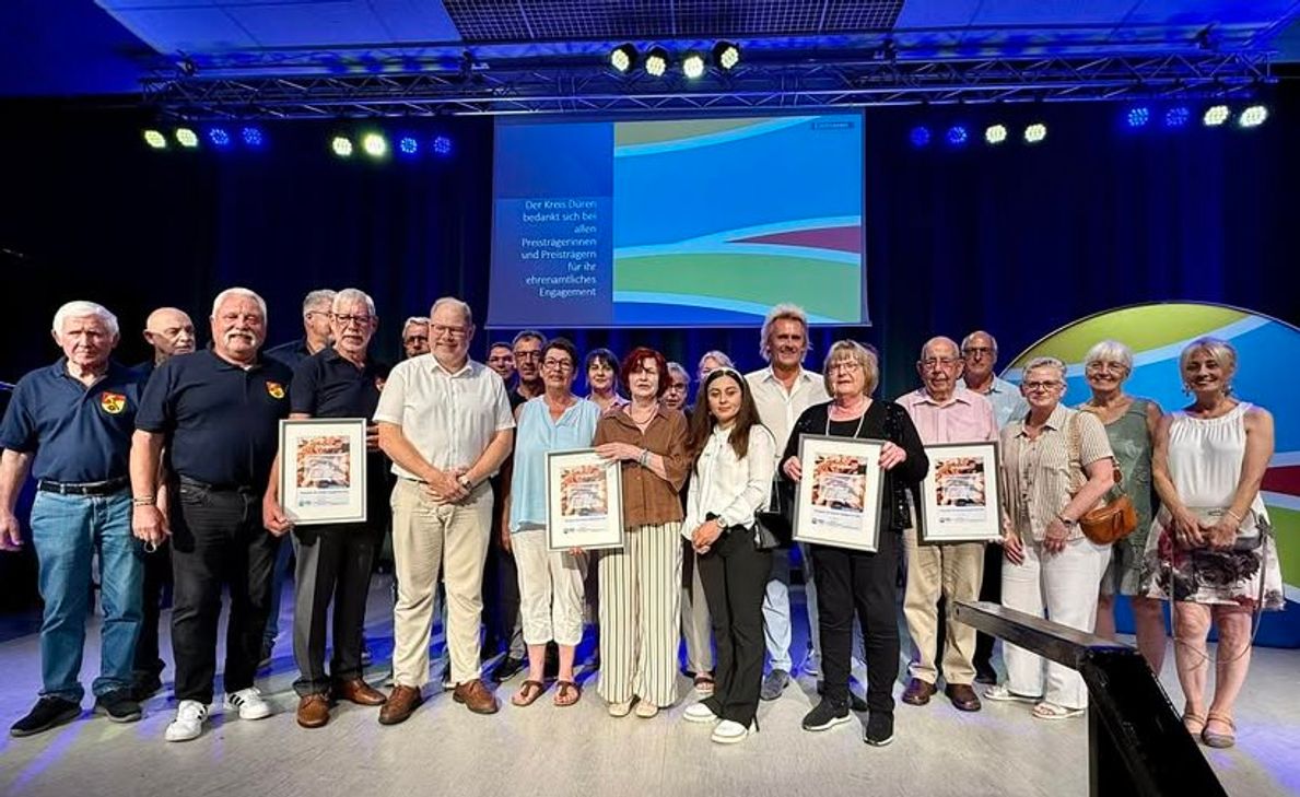 Heidi Töpfer (6.v.r.) zählt zu den Ausgezeichneten des »Ehrenpreises für soziales Engagement« im Kreis Düren. Bürgermeister Stephan Cranen (7.v.l., im Kreise der Geehrten aus der Gemeinde Hürtgenwald) zählte nicht nur zu den ersten Gratulanten, sondern ist auch ihr Mitstreiter im Kirchenvorstand.