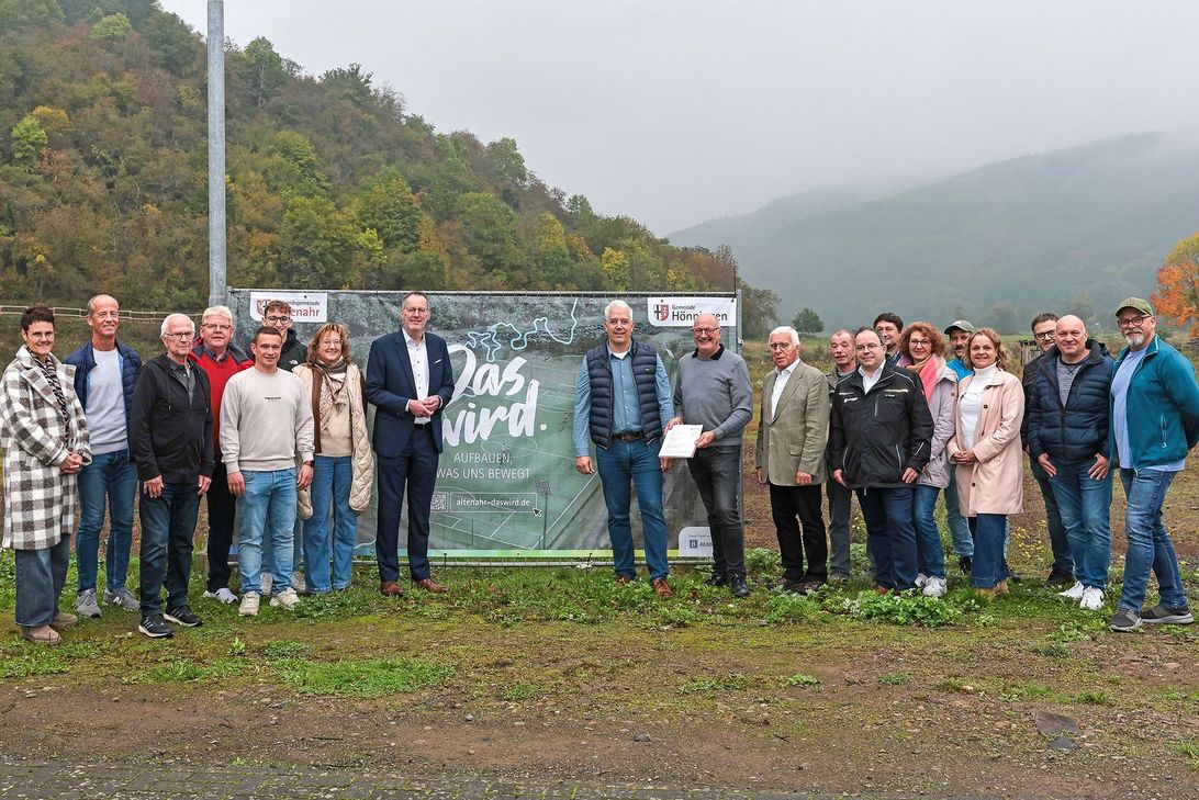 Minister des Inneren Michael Ebling, Bürgermeister der VG Altenahr, Ortsbürgermeister Jürgen Schwarzmann, Vorsitzender Sportkreis Ahrweiler Fritz Langenhorst, Julius Berger Roland Förster sowie Vertreterinnen und Vertreter des Gemeinderates und des Sportvereins Hönningen.