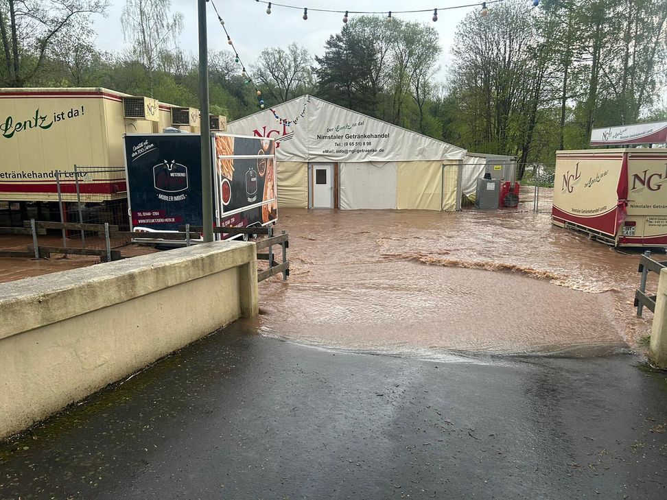 Auch das Festzelt stand im Hochwasser. Die Kirmes findet eingeschränkt statt.